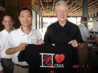 美国前总统克林顿接受燕晓哲先生赠送礼品