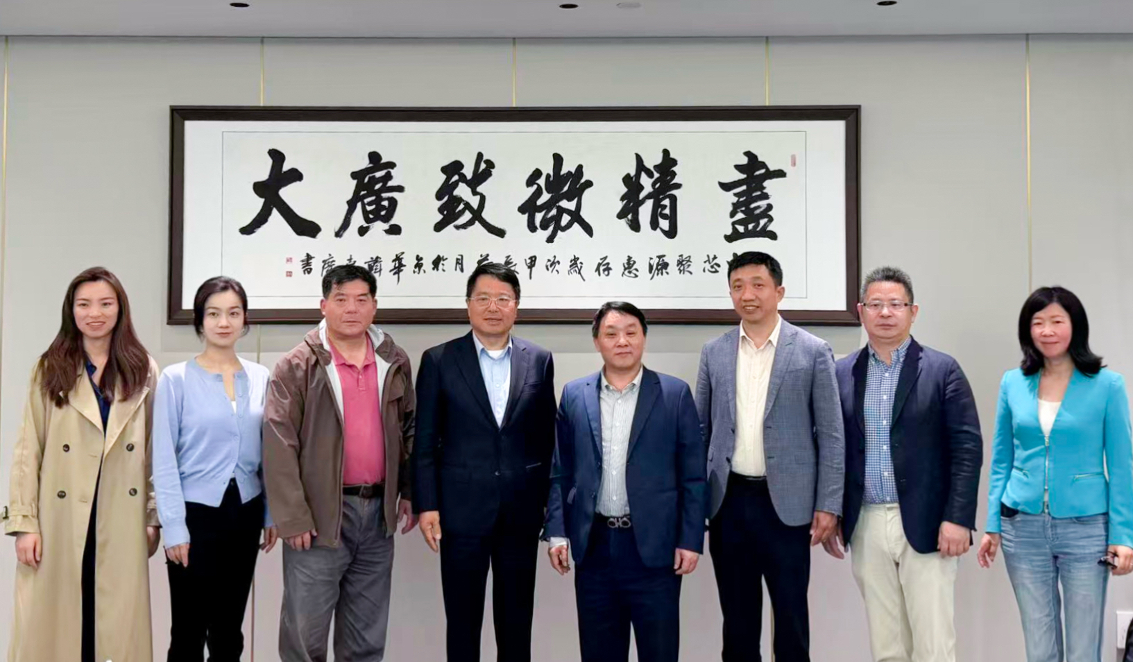 发展联络与社会合作办公室（校友办）一行走访校友企业中芯聚源